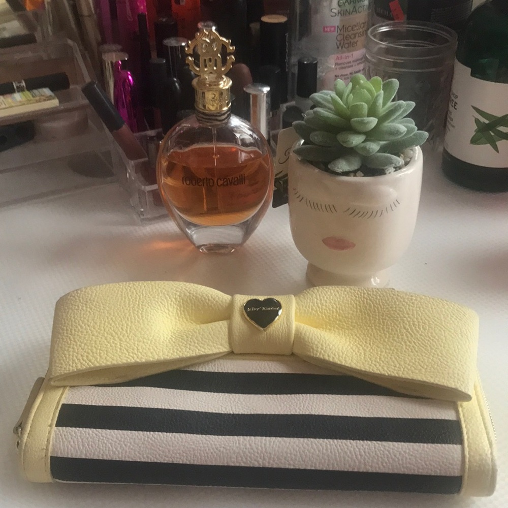 Betsey johnson wallet💛🖤